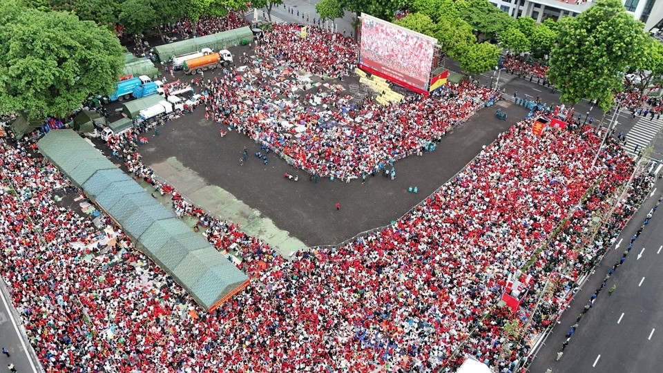 Des dizaines de milliers de personnes se rassemblent autour de la place Ba Dinh pour assister à la répétition générale du défilé de la Fête nationale. Photo : VNA