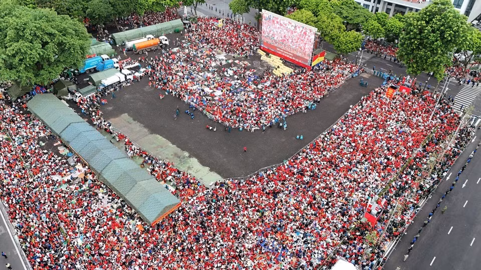 Des dizaines de milliers de personnes se rassemblent autour de la place Ba Dinh pour assister à la répétition générale du défilé de la Fête nationale. Photo : VNA