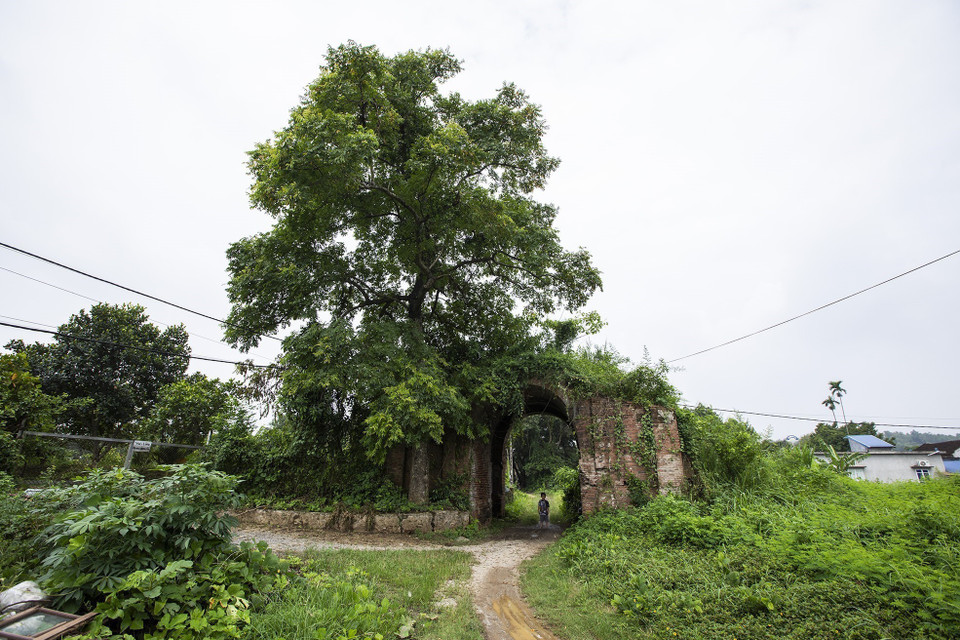 La porte ouest, presque intacte, dévoile une architecture en voûte constituée de plusieurs couches de briques traditionnelles. Photo : VNA