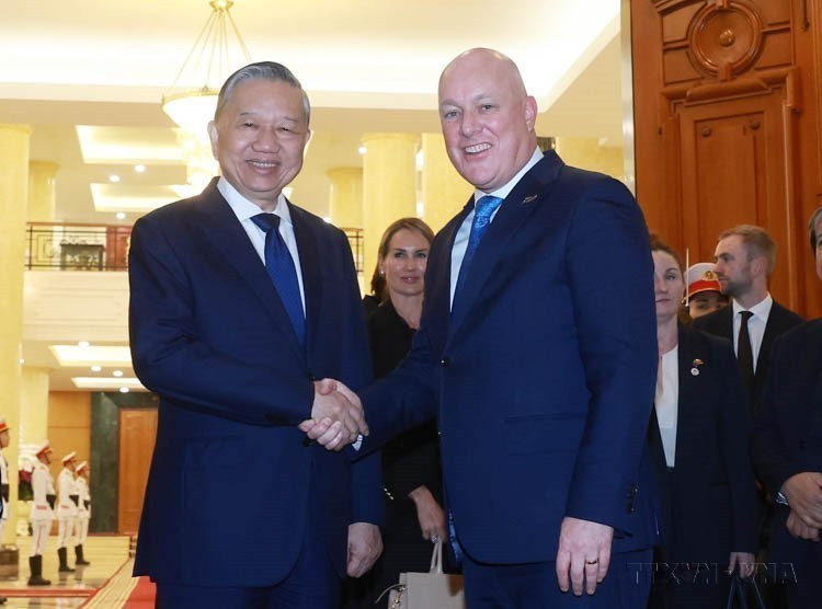 Le secrétaire général du Parti communiste du Vietnam, Tô Lâm reçoit Christopher Luxon, Premier ministre néo-zélandais et président du Parti national néo-zélandais, lors de sa visite officielle au Vietnam et pour participer au deuxième Forum sur l'avenir de l'ASEAN, le 26 février 2025. Photo: VNA