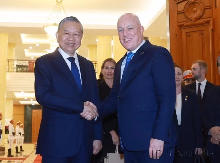 Le secrétaire général du Parti communiste du Vietnam, Tô Lâm reçoit Christopher Luxon, Premier ministre néo-zélandais et président du Parti national néo-zélandais, lors de sa visite officielle au Vietnam et pour participer au deuxième Forum sur l'avenir de l'ASEAN, le 26 février 2025. Photo: VNA