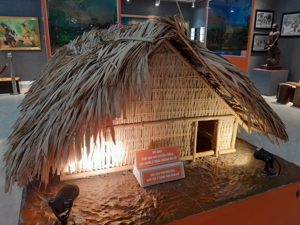 Maquette d’une maison longue traditionnelle de l’ethnie S’tiêng. Photo : VNA