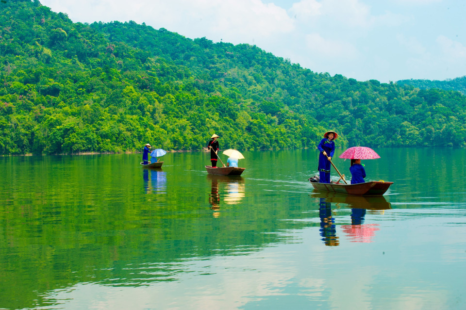 Des Tày vivent dans la zone du lac-réservoir de Câm Son. Photo : VNA