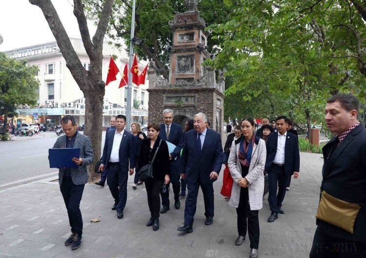 Le président du Sénat français, Gérard Larcher, visite des sites dans l'arrondissement de Hoàn Kiêm, au centre-ville de Hanoï, le 9 décembre 2022. Photo : VNA