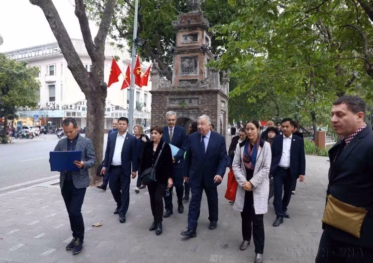 Le président du Sénat français, Gérard Larcher, visite des sites dans l'arrondissement de Hoàn Kiêm, au centre-ville de Hanoï, le 9 décembre 2022. Photo : VNA