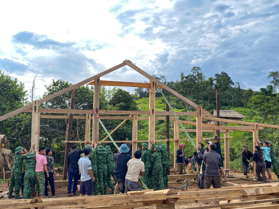 Au-delà de leur mission de surveillance, les gardes-frontières sont devenus les artisans de l'espoir en érigeant une maison pour une famille démunie, un geste fort de solidarité.Photo: VNA
