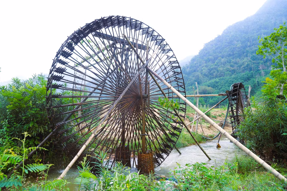 Dans la vallée de la commune de Binh Chuân (province de Nghê An), les habitants de l’ethnie Thai fabriquent et utilisent de géantes "norias" qui, jour et nuit, acheminent l’eau depuis les ruisseaux vers les hauteurs pour irriguer les champs. Photo: VNA