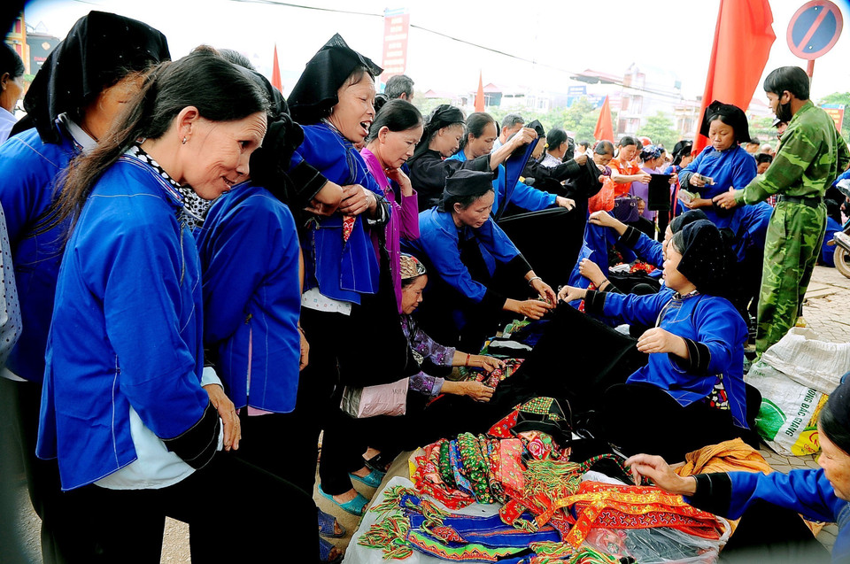 Des femmes Tày et Nùng au marché de la commune de Tân Son. Photo : VNA