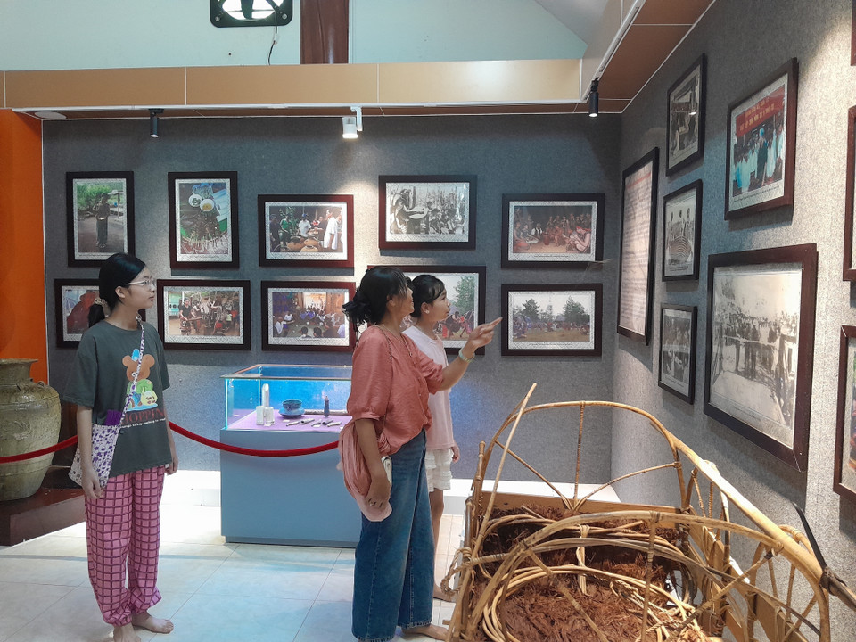 Visiteurs dans la zone de préservation culturelle de l’ethnie minoritaire S’tiêng. Photo : VNA