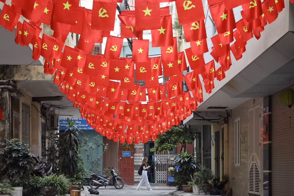 Une petite ruelle de la rue Nghia Tân, arrondissement de Câu Giây, est remplie de rouge. Photo: VNA