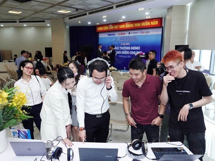 Le journal Thanh Niên (Jeunesse) adopte l'IA sur sa version "Thanh Niên Online " pour enrichir l'expérience de lecture et personnaliser le contenu. Photo : VNA