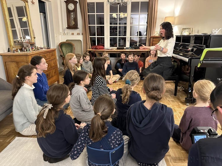 La chorale Chœur Tim, composée d'une trentaine d'enfants de 8 à 12 ans issus de familles françaises, franco-vietnamiennes et vietnamiennes de Versailles, a été créée en mars 2023. Elle a participé à de nombreux concerts et festivals, présentant un répertoire mêlant chansons traditionnelles et modernes, en vietnamien et en français. Photo : VNA