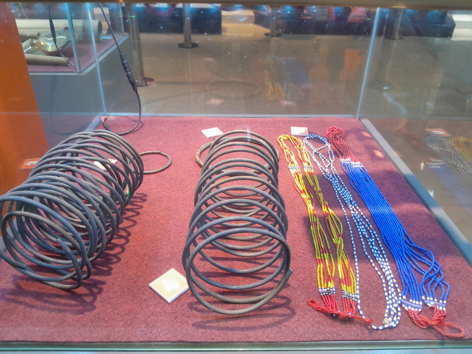 Bracelets traditionnels de l’ethnie S’tiêng. Photo : VNA