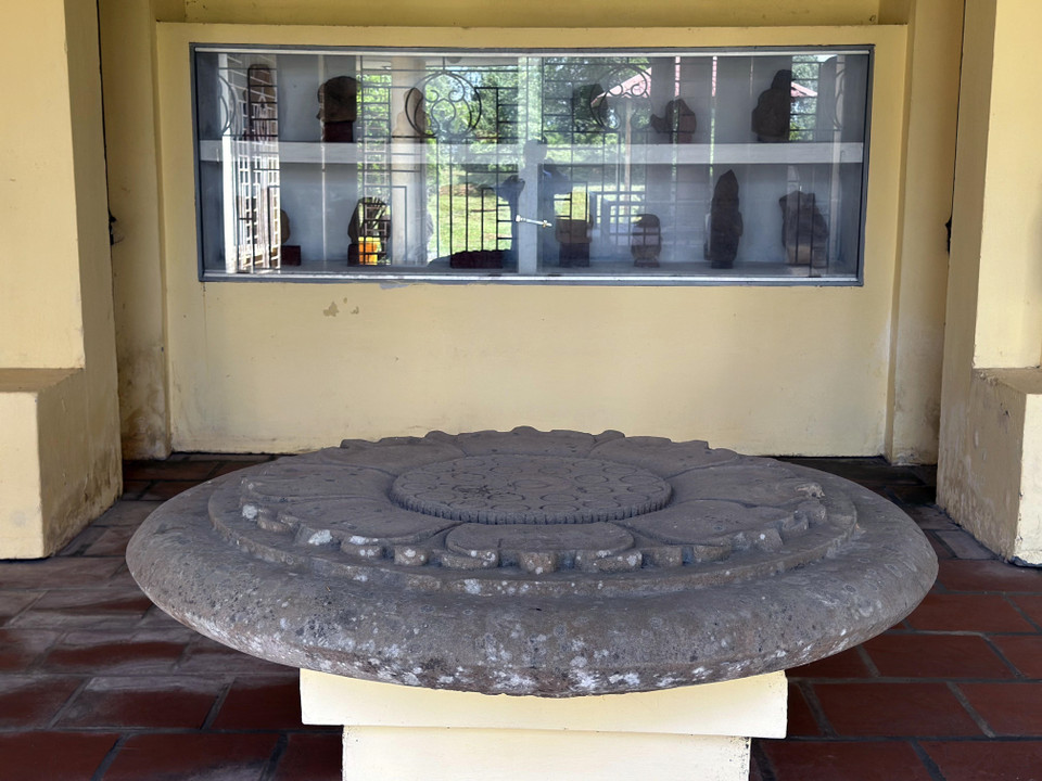 De nombreux objets précieux, découverts lors de fouilles, sont exposés dans la zone des tours de Chiên Dan. Photo: VNA