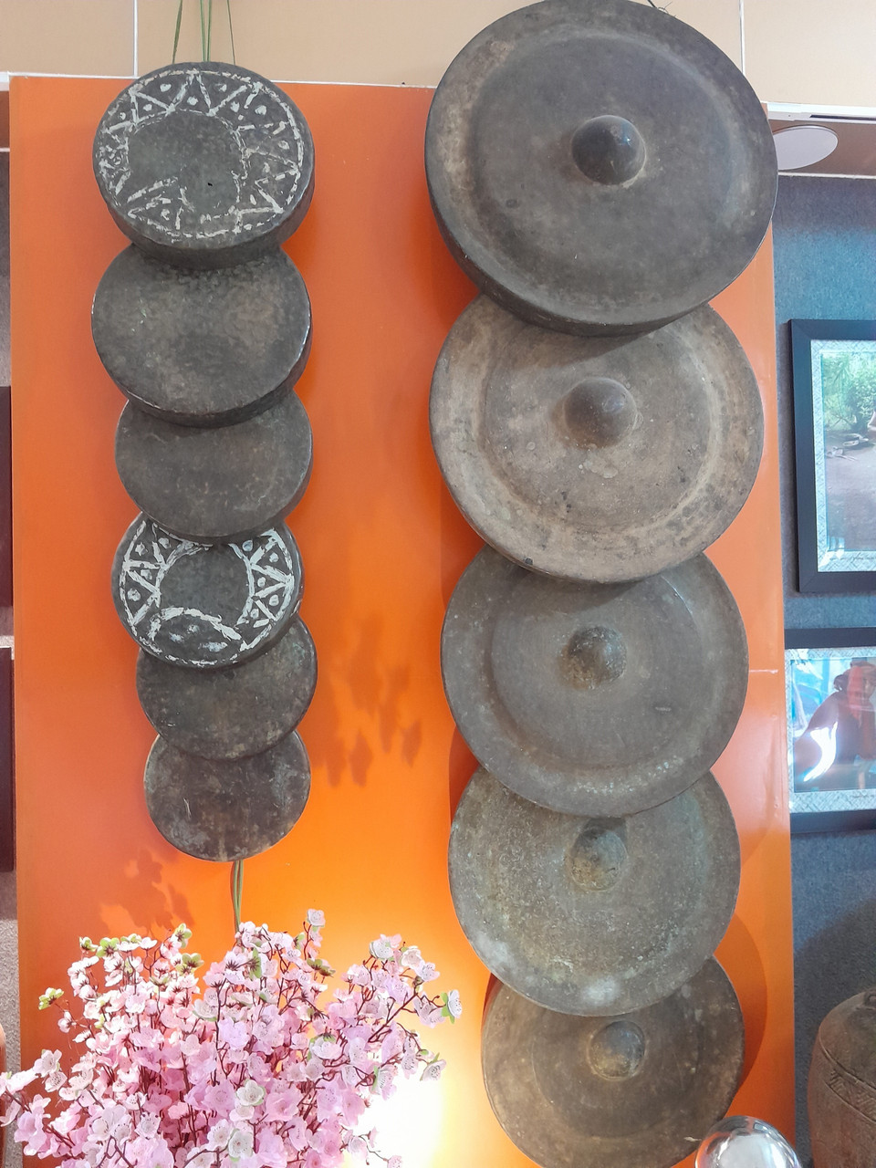 Les gongs, instruments de musique typiques de l’ethnie S’tiêng. Photo : VNA