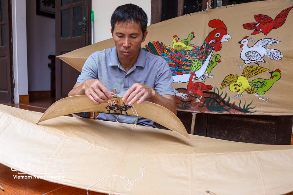 Les cerfs-volants du village de Ba Duong Noi se distinguent par leur conception traditionnelle sans queue, qui oblige les artisans à calculer avec précision les proportions de la structure, sa courbure et sa portance, afin de garantir l'équilibre en vol. Photo : VNA