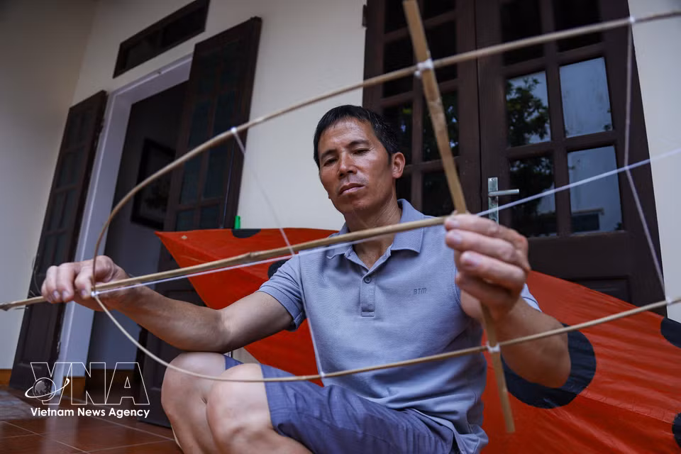Poursuivant la passion de son père, Nguyen Van Quyet préside actuellement le club de cerfs-volants de Ba Duong Noi. Il organise des échanges pour transmettre les techniques aux jeunes générations. Photo : VNA
