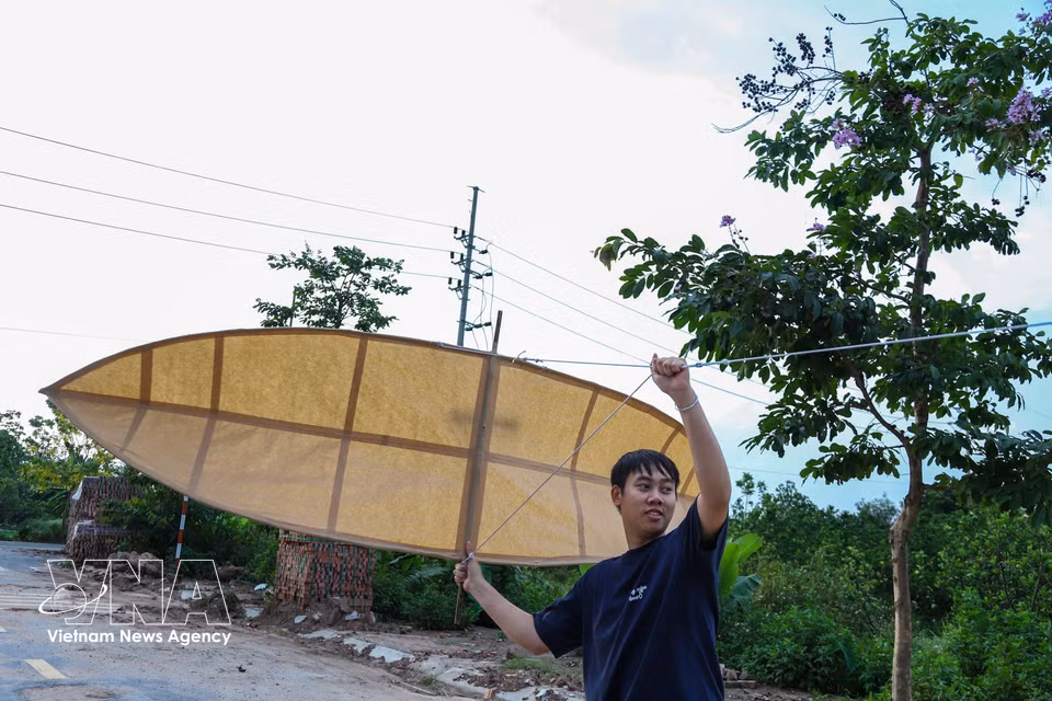 Chaque cerf-volant fini est testé minutieusement sur le terrain. Photo : VNA