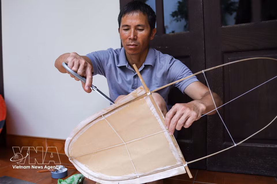 Pour fabriquer l'armature, on sélectionne de vieilles tiges de bambou afin de garantir leur durabilité et un bon équilibre à haute altitude. Photo : VNA