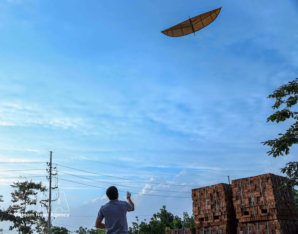 Grâce aux efforts constants de jeunes comme Nguyen Van Quyet, les cerfs-volants du village Ba Duong Noi continuent aujourd’hui de s’élever dans le ciel de la campagne du Nord. Photo : VNA