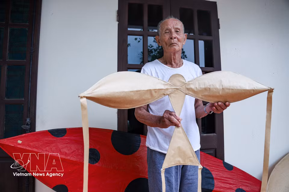 Nguyen Van Boi (92 ans), réputé pour ses cerfs-volants qui volent le plus haut de la région, a reçu le titre d’artisan en 2019. Photo : VNA