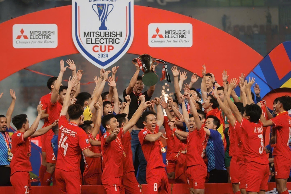 L’équipe de football masculin du Vietnam, sous la direction de l'entraîneur sud-coréen Kim Sang-sik, a remporté la Coupe de l'ASEAN 2024. Photo : VNA