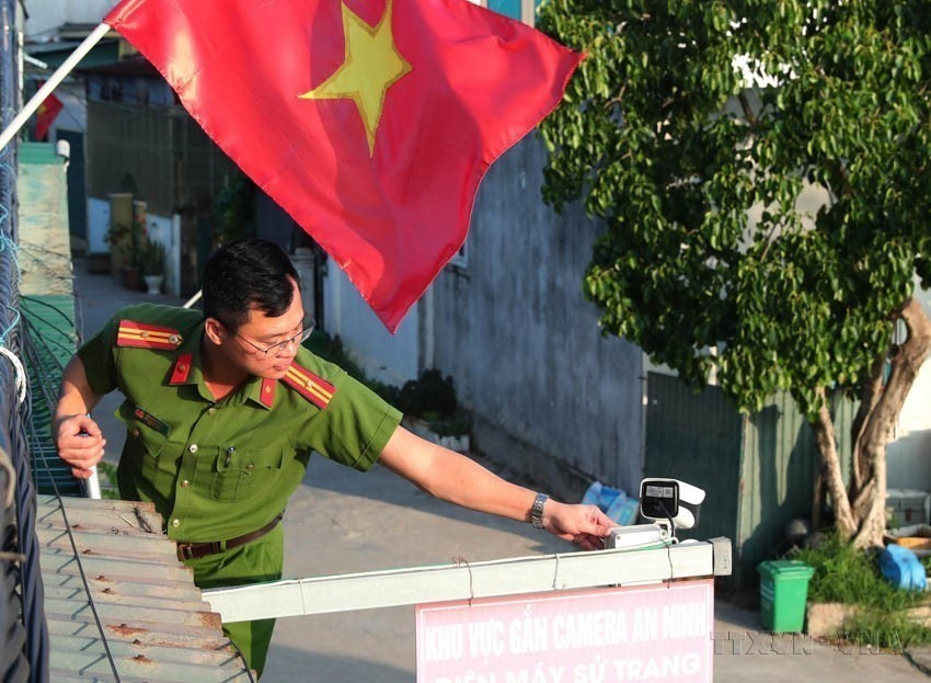 Le commandant Hô Kiên Trung, chef de la police de la commune de Van Hai, district de Quynh Luu, inspecte une caméra de sécurité. Photo: VNA