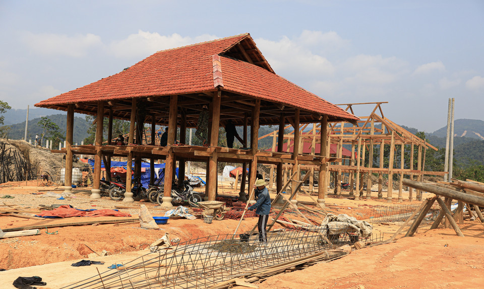 De nombreuses maisons sur pilotis sont construites dans le village de Muong Pôn 2. Photo: VNA