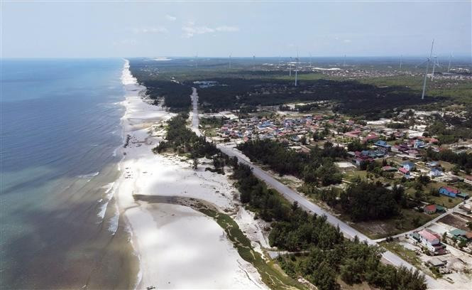 Le tronçon traversant l’ancienne province de Quang Binh s’étend sur 86 km et devrait être achevé en 2026. Celui de 48 km, passant par l’ancienne province de Quang Tri et se connectant au corridor économique Est-Ouest, devrait être finalisé en 2027. Photo : VNA