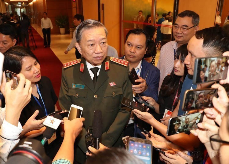 L'essor d'Internet, des smartphones et des appareils électroniques intelligents, conjugué à une demande technologique croissante, a ouvert de nouvelles perspectives pour les médias vietnamiens. Sur la photo : le ministre de la Sécurité publique Tô Lâm répond aux questions de journalistes lors d'une pause de la 8e session de la XIVe Assemblée nationale. Photo : VNA