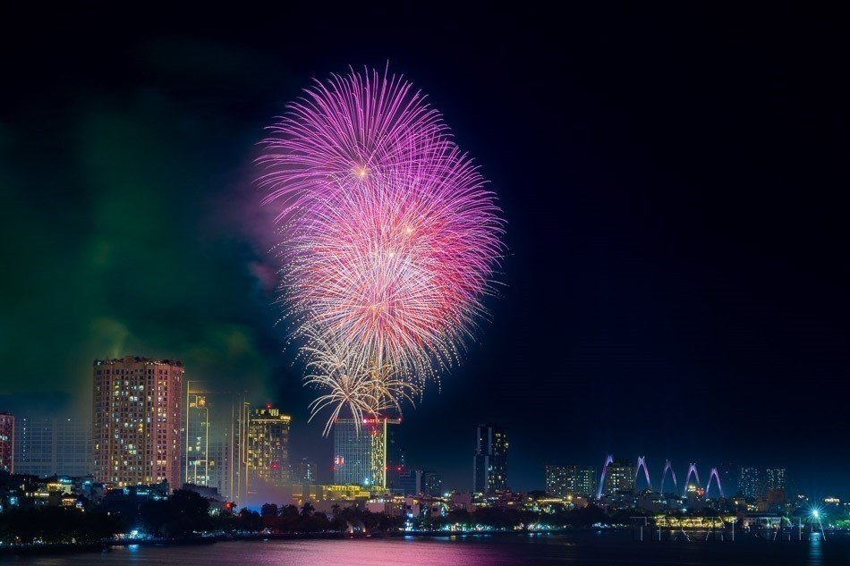 Feux d'artifice spectaculaires célébrant le 80ᵉ anniversaire de la Révolution d'Août (19 août 1945 - 2025) et la Fête nationale du Vietnam (2 septembre 1945 - 2025). Photo: VNA