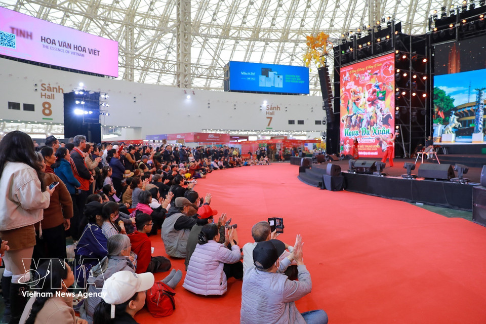 Outre les espaces d’exposition et d’échanges commerciaux dynamiques, une série de programmes artistiques de grande qualité est organisée dans le cadre de la Foire du Printemps 2026 à Hanoï. Photo: VNA