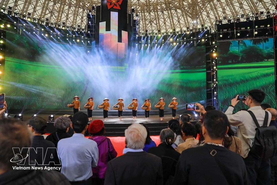 Fort de son expérience dans les arts du spectacle pluridisciplinaires, le Théâtre national de Musique, de Chant et de Danse du Vietnam propose des programmes soigneusement mis en scène, associant musique, danse et instruments traditionnels. Photo: VNA