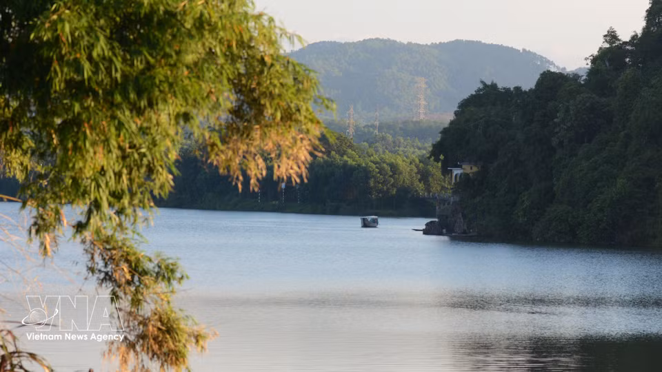 Le calme de la rivière des Parfums observée depuis le pied de la colline de Vong Canh. Photo: VNA