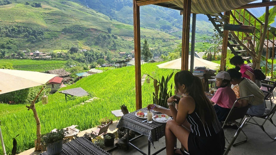 Les petits cafés surplombant les rizières verdoyantes sont très appréciés des touristes. Photo : VNA
