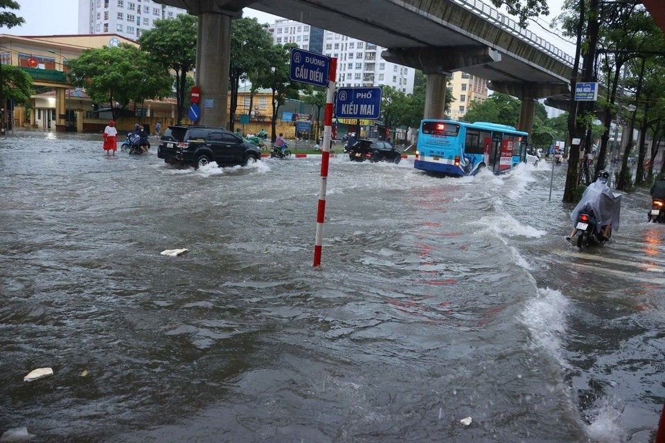 La rue Câu Diên est fortement inondée, ce qui perturbe gravement les déplacements des habitants le matin du 7 octobre. Photo : VNA