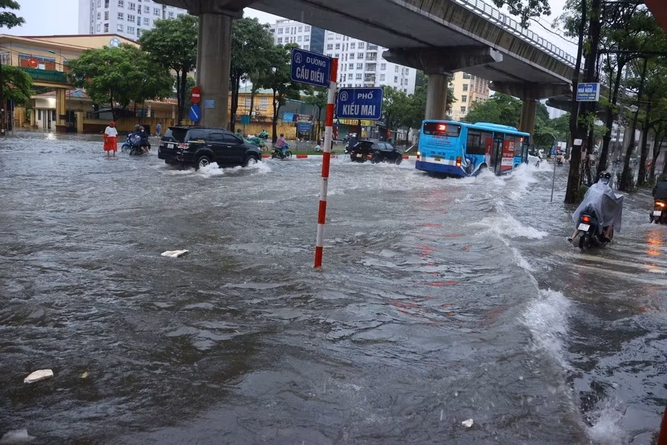 La rue Câu Diên est fortement inondée, ce qui perturbe gravement les déplacements des habitants le matin du 7 octobre. Photo : VNA