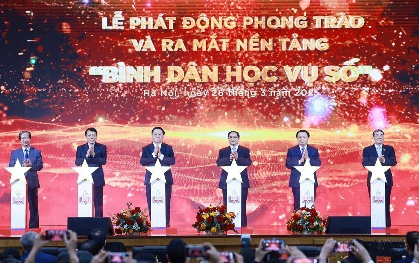 Le Premier ministre Pham Minh Chinh (3e de droite) assiste au lancement du "Mouvement de l’alphabétisation numérique du peuple", le 26 mars 2025 à Hanoï. Photo: VNA