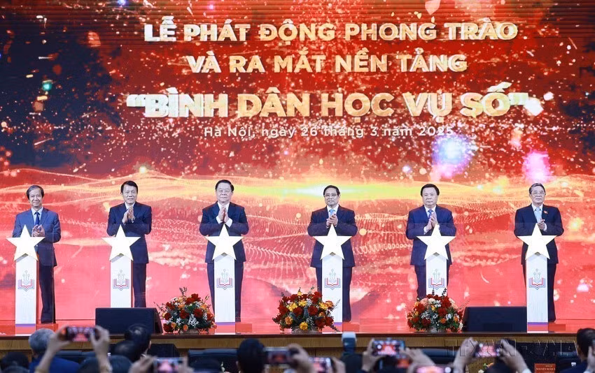 Le Premier ministre Pham Minh Chinh (3e de droite) assiste au lancement du "Mouvement de l’alphabétisation numérique du peuple", le 26 mars 2025 à Hanoï. Photo: VNA
