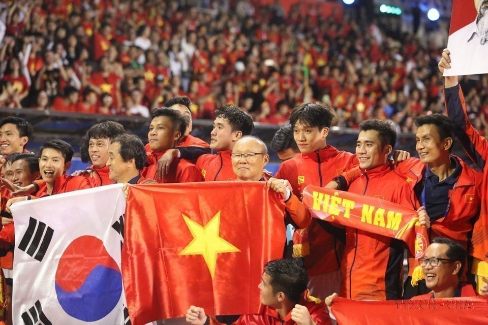 L'entraîneur sud-coréen Park Hang-seo et l'équipe vietnamienne de football des moins de 22 ans célèbrent la médaille d'or historique lors des 30e Jeux d’Asie du Sud-Est ( SEA Games 30), le 10 décembre 2019 aux Philippines. Photo : VNA