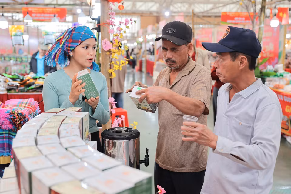 L’un des points forts de la Foire du Printemps 2026 réside dans le fait que les produits sont proposés directement par les établissements de production et les coopératives, permettant aux consommateurs d’accéder plus facilement à des marchandises dont l’origine, la qualité et les prix sont clairement garantis. Photo: VNA