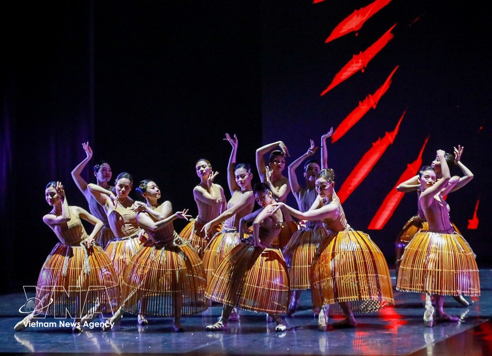 Le ballet contemporain « Dó » contribue à renforcer la présence de l’identité vietnamienne dans l’art mondial, conformément à la Résolution 80 du Bureau politique sur le développement culturel. Photo: VNA