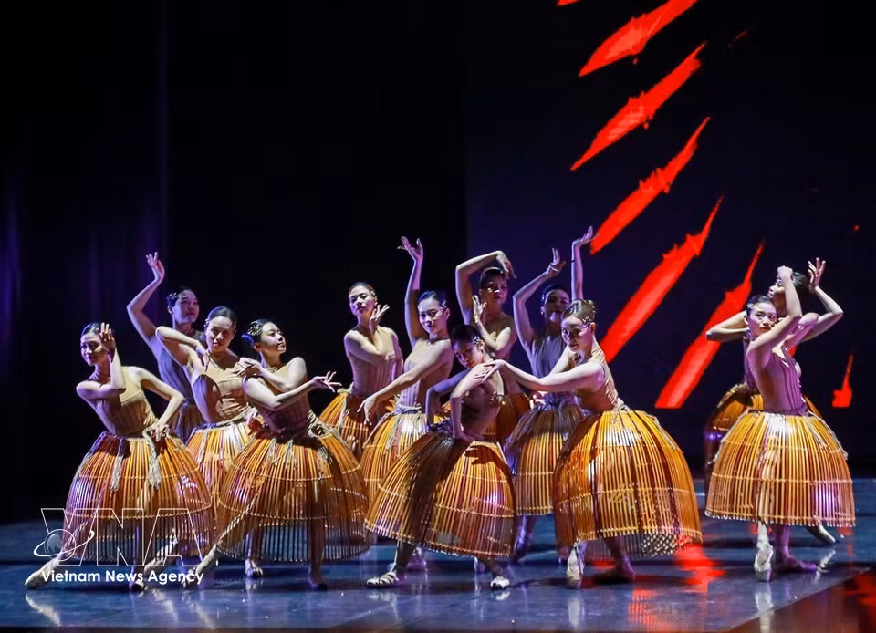 Le ballet contemporain « Dó » contribue à renforcer la présence de l’identité vietnamienne dans l’art mondial, conformément à la Résolution 80 du Bureau politique sur le développement culturel. Photo: VNA