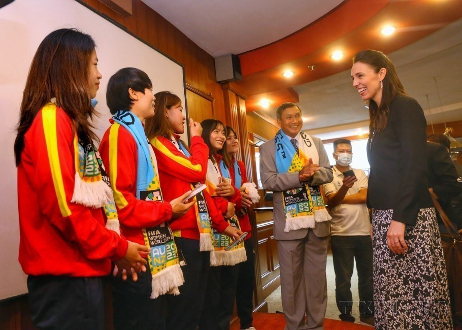 La Première ministre néo-zélandaise Jacinda Ardern rencontre des membres de l'équipe féminine vietnamienne de football, lors de sa visite officielle au Vietnam, le 15 novembre 2022. Photo: VNA