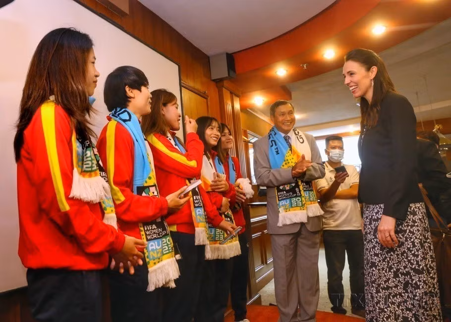 La Première ministre néo-zélandaise Jacinda Ardern rencontre des membres de l'équipe féminine vietnamienne de football, lors de sa visite officielle au Vietnam, le 15 novembre 2022. Photo: VNA