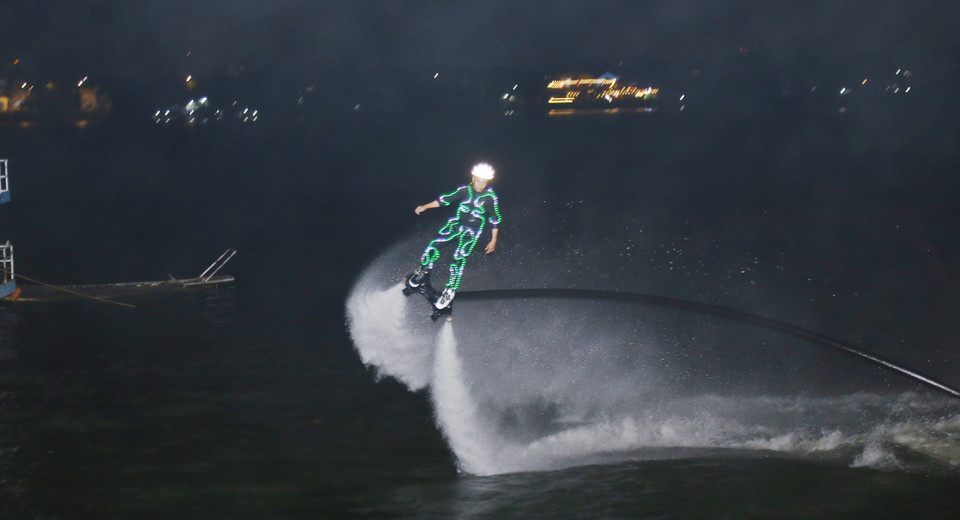 Grâce à cet événement, la région espère développer progressivement des activités culturelles et de loisirs autour du fleuve, offrant ainsi de nouvelles expériences à la population. Photo: VNA