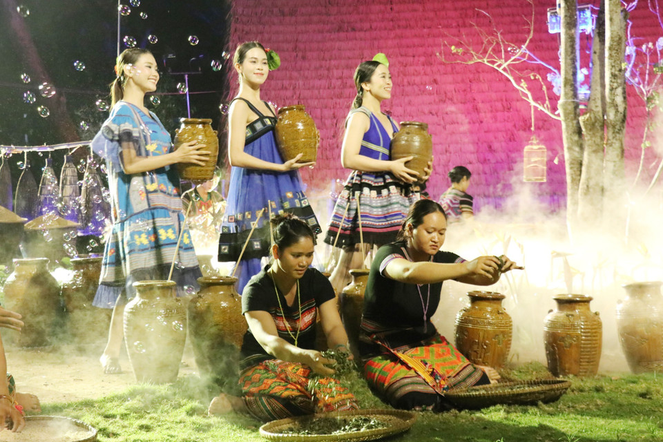 Des costumes traditionnels en brocart, aux couleurs vives et entièrement tissés à la main par les S’tiêng, présentés pour la première fois par la styliste Minh Hanh dans un défilé de mode professionnel. Photo : VNA