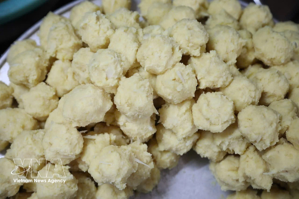 Le charme de cette friandise tient autant à sa texture lisse et souple qu’à sa garniture parfumée à base de haricot mungo, de noix de coco et de sucre. Photo: VNA