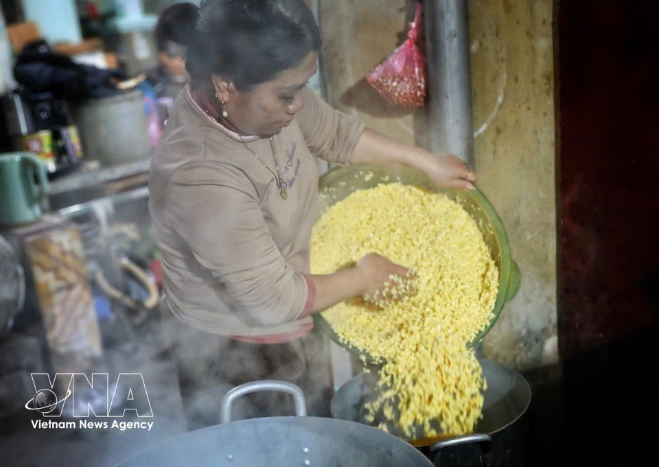 Un riz de grande qualité est l’élément primordial pour avoir un gâteau délicieux. Photo: VNA