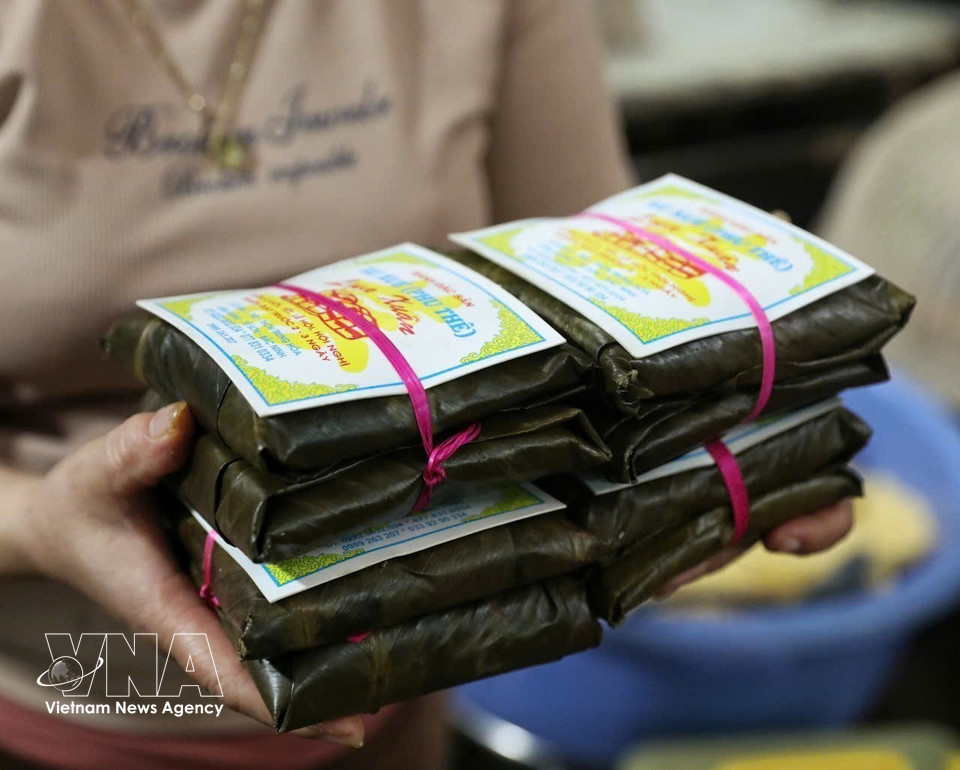 Aujourd’hui encore, les habitants de Dinh Bang perpétuent la tradition de ficeler les gâteaux avec des liens rouges. Photo: VNA